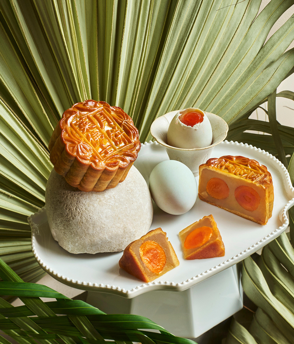 mooncake pairings: Lotus seed mooncake and Oolong Tea