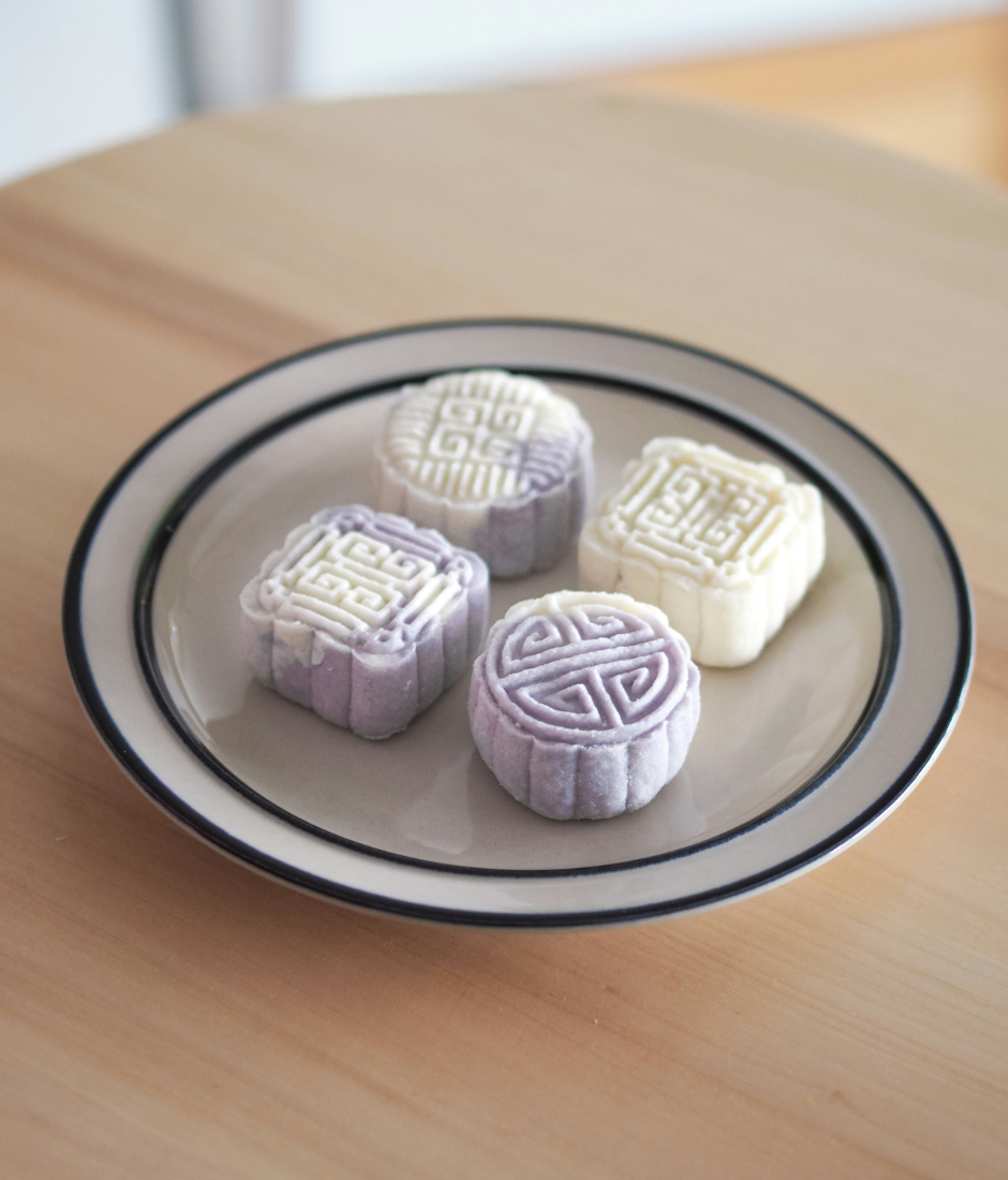 snow skin mooncake and golden tips red tea