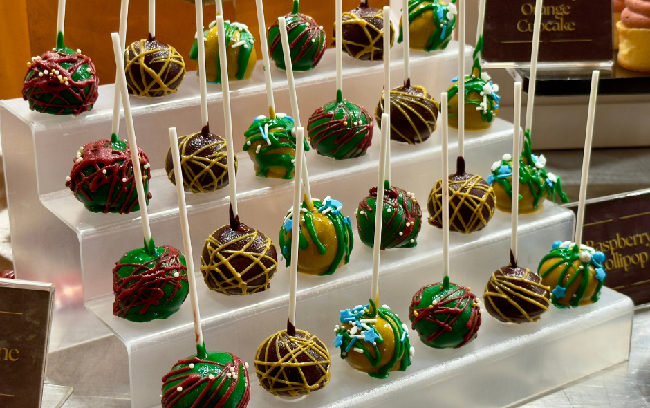 beautiful christmas themed cake pops