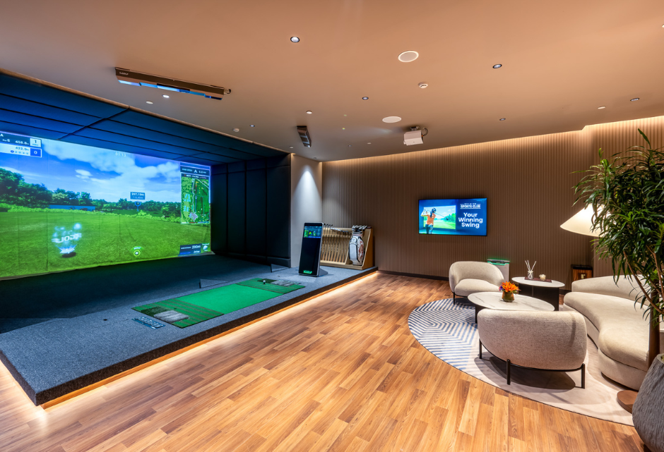 Solaire Sports Club golf simulator